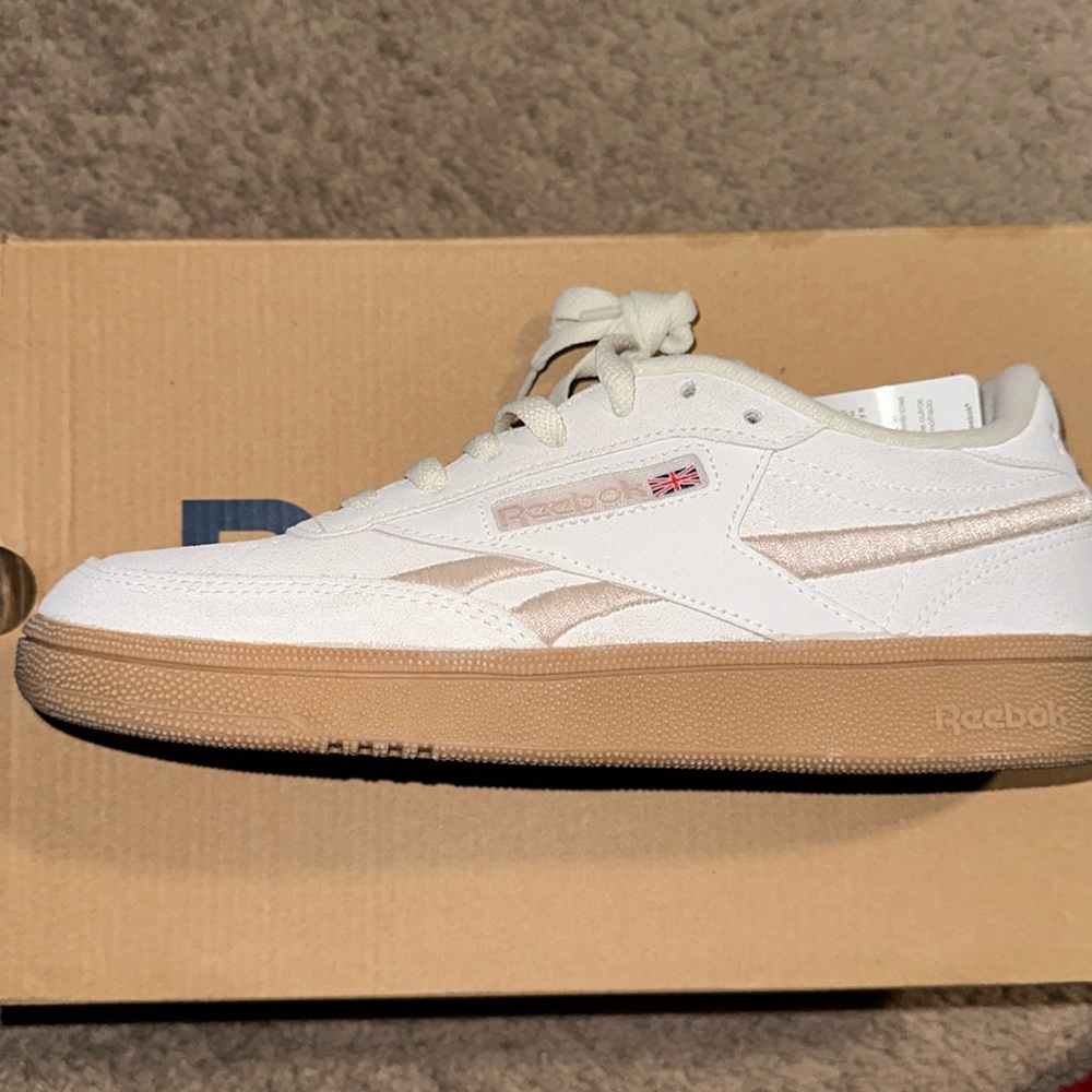 Ladies Classic Sneaker!! Brand new!